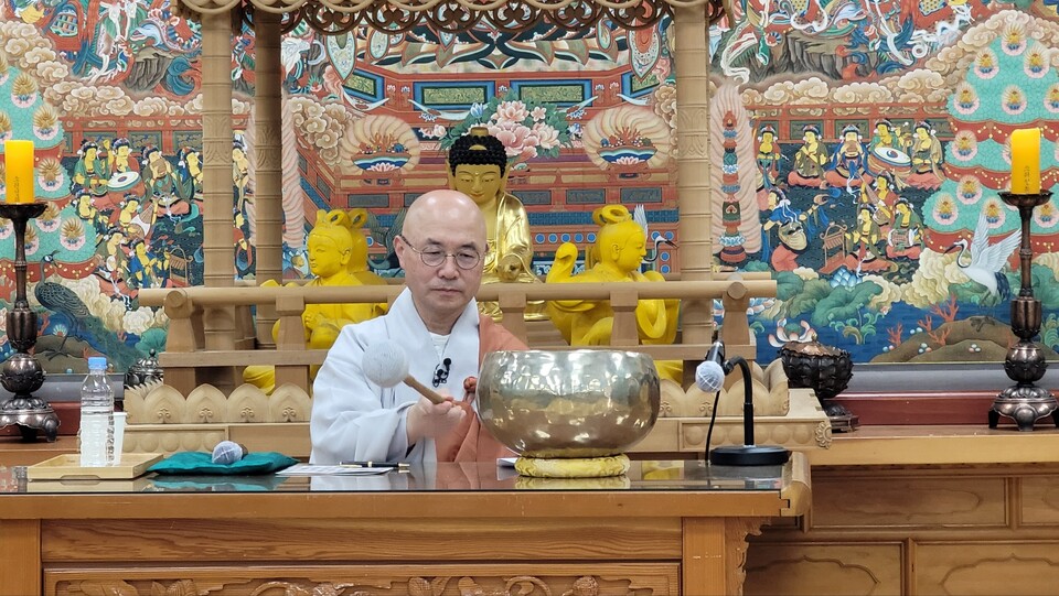 싱잉볼을 타종하며 강연을 시작하고 있는 중앙승가대학 교수 금강스님.