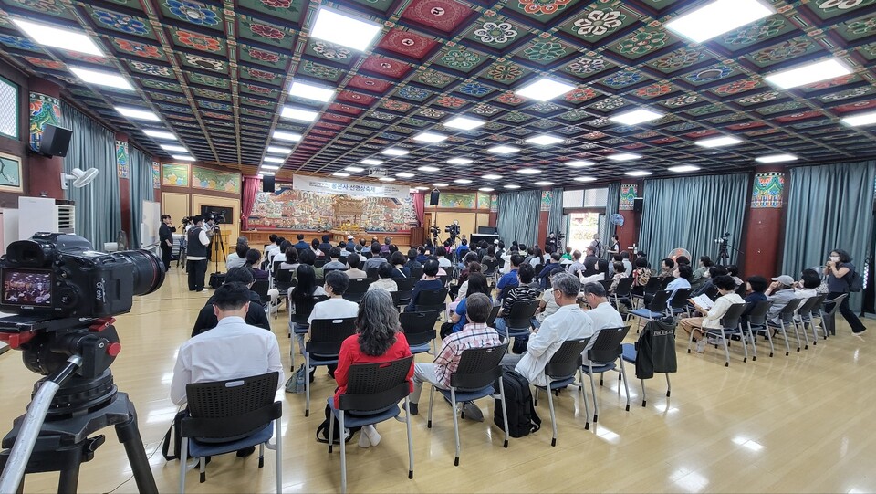 봉은사 보우당에서 열린 국제선명상대회 봉은사 선명상 축제에 참석한 사부대중들.