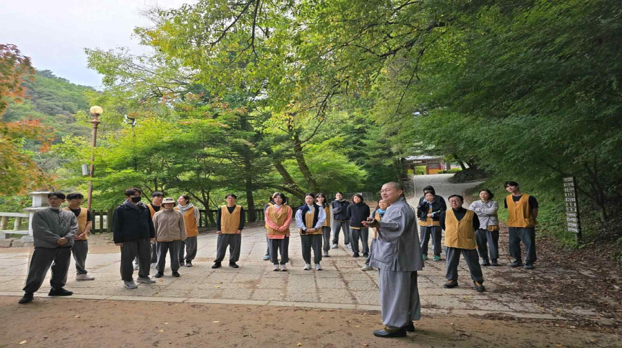 경내를 산책하며 사찰과 전통문화를 알아가는 시간은 덤이다.