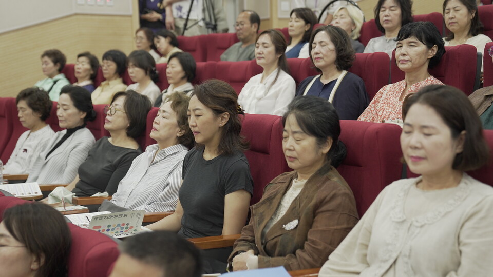 명상을 실참하고 있는 사부대중.