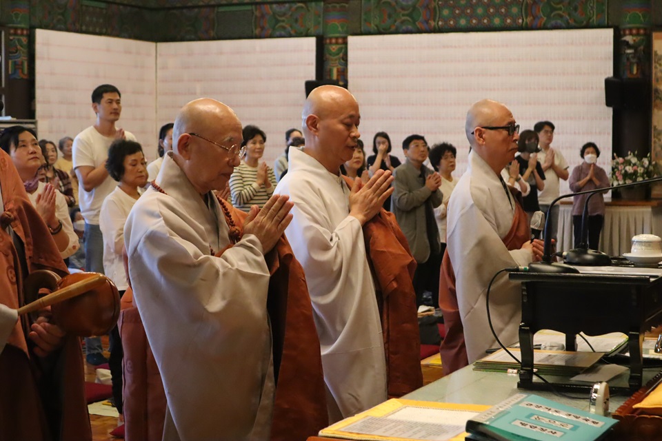 삼귀의 반야심경을 봉독하고 있는 대각회 이사장 장산스님. 