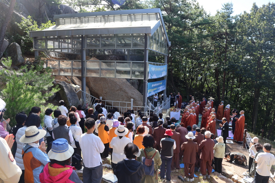 완연한 가을날, 경주 남산 열암곡 마애부처님 앞에 모인 200여 명이 명상에 잠겼다. 10월5일 봉행된 다라니 독송 기도에는 금정총림 범어사가 동참했다. 사진은 마애부처님을 바라보며 기도하는 사부대중.