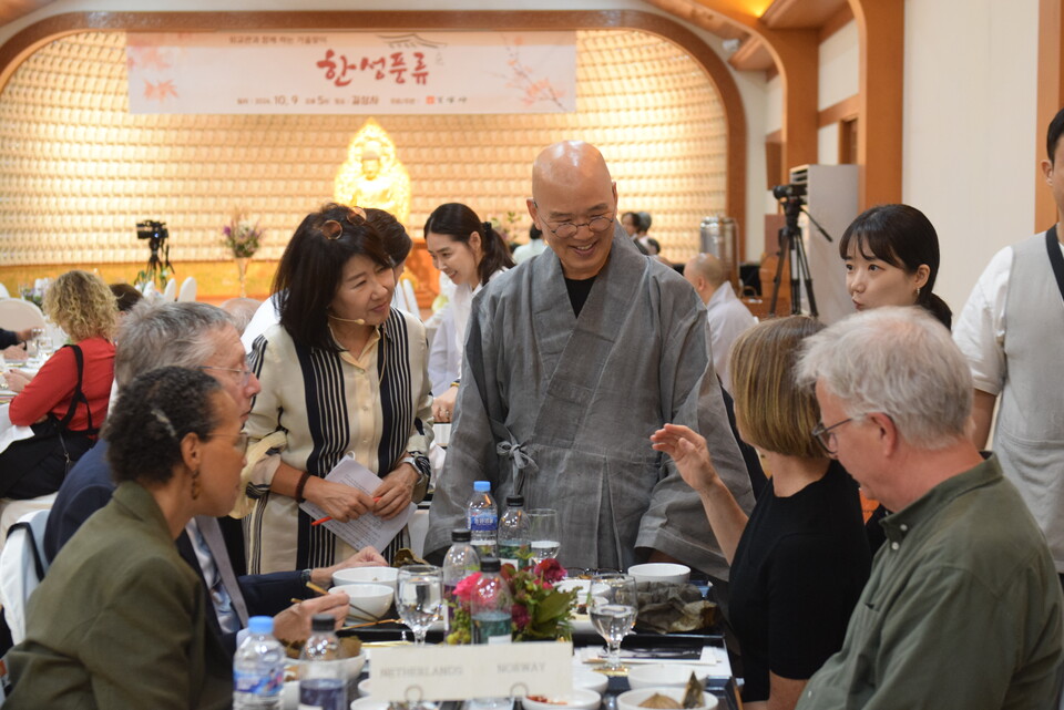 10월9일 길상사가 마련한 '외교관과 함께하는 가을맞아' 한성풍류' 행사에서 대안스님의 사찰음식 공양행사에서 주지 덕조스님이 테이블을 돌며 인사하고 있다.