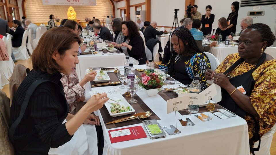 저녁공양으로 사찰음식을 시식하고 있는 주한 대사 및 외교관 가족들.