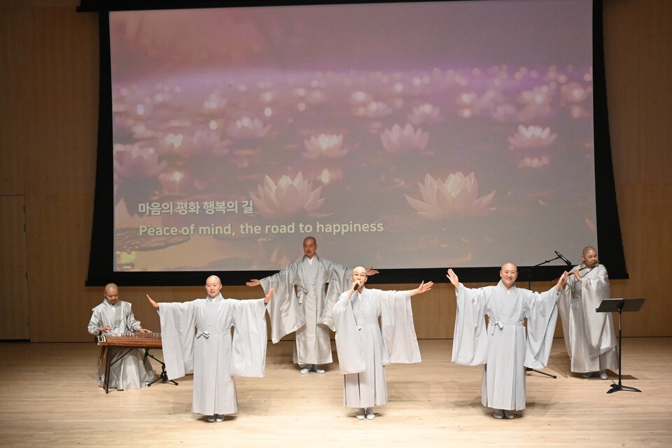 명상 대담에 앞서 선명상 대중화 세계화를 위해 결성한 비텐스 스님들 공연.