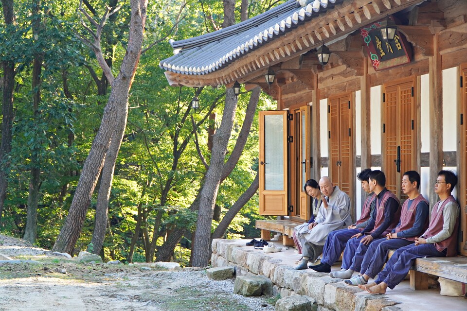 갑사 ‘선요가명상’ 템플스테이에 참여한 사람들이 주말 오후를 편안하게 즐기고 있다.