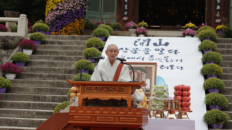 범어사 방장 여산 정여대종사가 법문을 하고 있다.