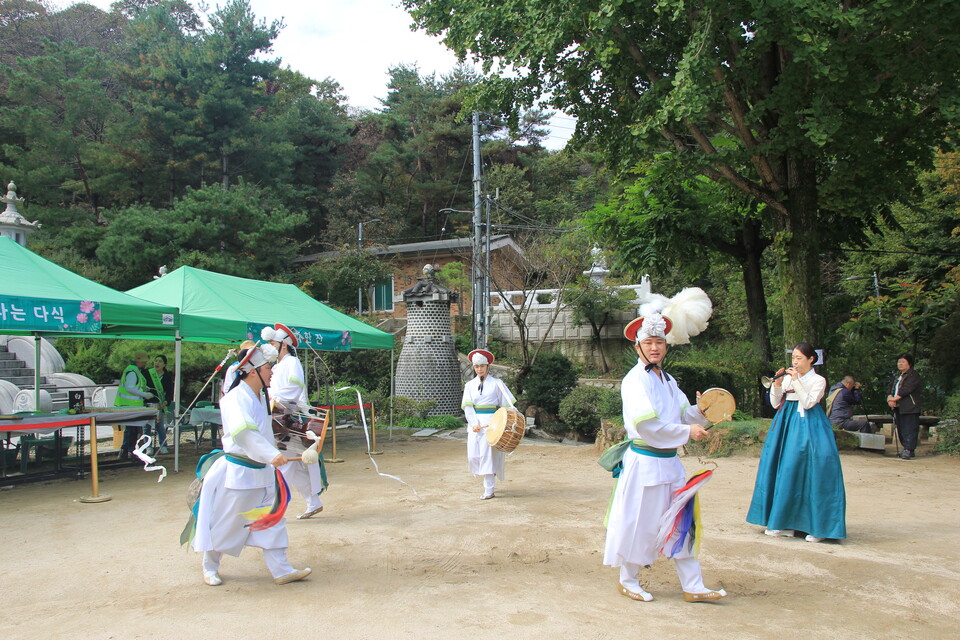 천개사 사찰음식 행사에서 사물놀이패가 풍물을 치고 있다.