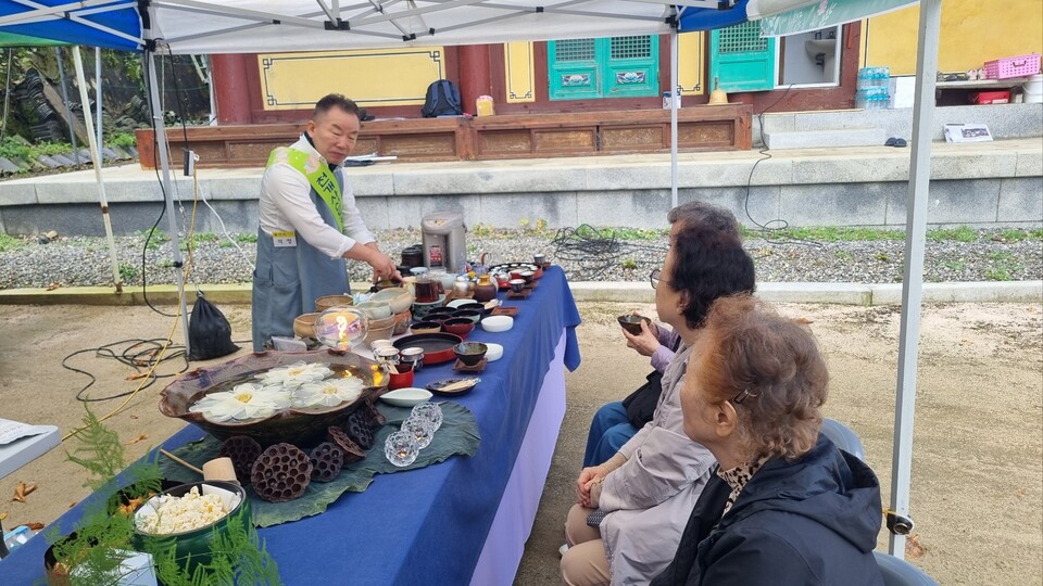 천개사 사찰음식 행사에서 전시돼 있는 사찰음식.