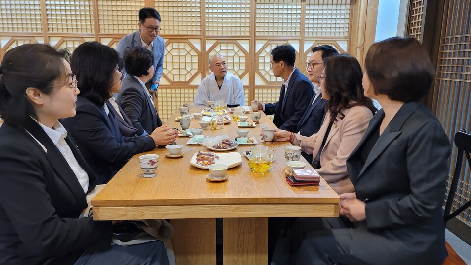 국제선센터가 10월20일 사찰음식 나눔 행사에 앞서 주지 법원스님이 차담을 나누고 있다.