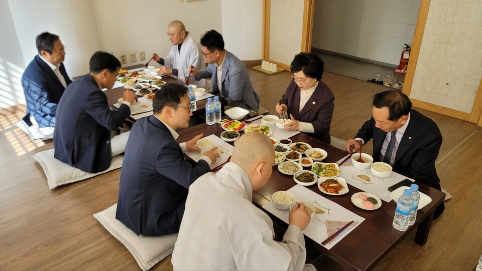 사찰음식 공양을 하고 있는 국제선센터 스님들과 정관계 인사들.