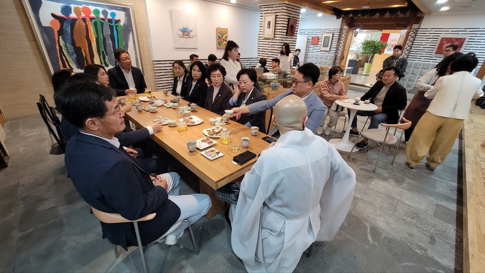 국제선센터 1층 해행당에서 가진 차담 모습.