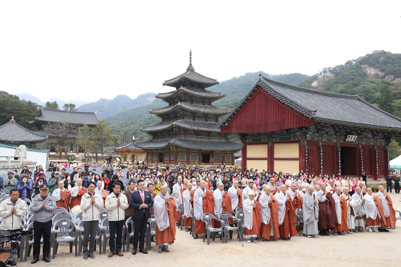 법주사는 10월18일 충북도민들의 화합을 위해 국화축제를 개최하고 다양한 행사를 열었다.