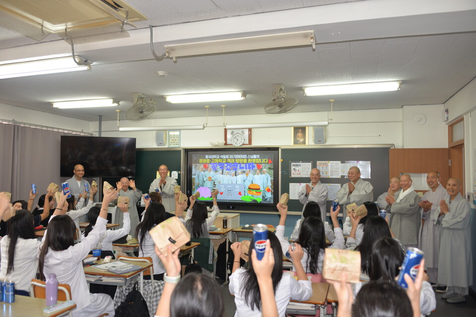 µ¿±¹´ë ¿©¿©È¸ ȸ¿ø ½º´ÔµéÀÌ ±¤ÁÖ Á¤±¤°í Àü±³»ý¿¡°Ô °£½ÄÀ» °ø¾çÇÏ°í °Ý·ÁÇß´Ù