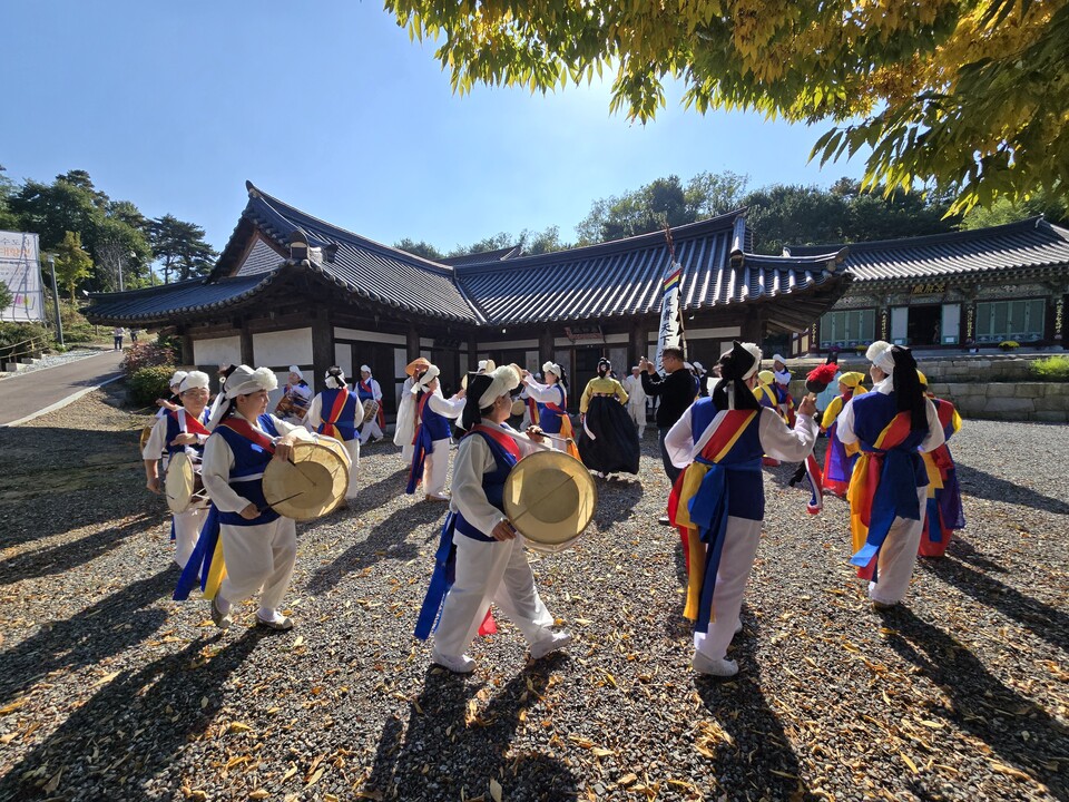 풍물공연 모습.