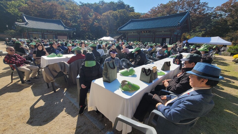 진관사 대웅전 앞마당에서 선명상에 빠진 500여 명의 서울시민(은평구민)들.