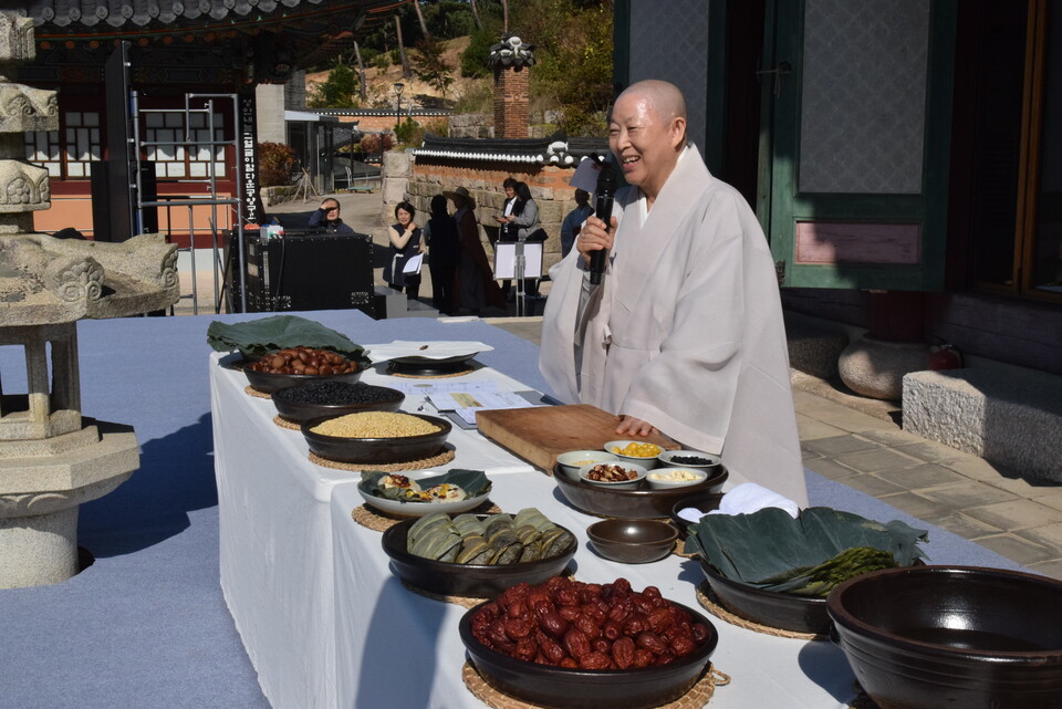 사찰음식 명장이자 진관사 회주인 계호스님이 사찰음식에 깃든 가치를  들려주고 있다.