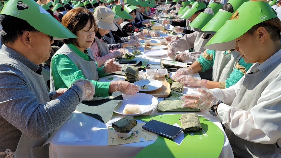 사찰음식 연잎밥 만들기를 체험하고 있는 대중들.