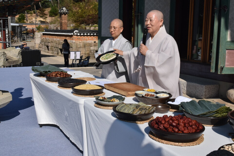 사찰음식에 깃든 소중한 가치를 시연한 음식을 통해 설명하고 있는 사찰음식 명장이자 진관사 회주인 계호스님.