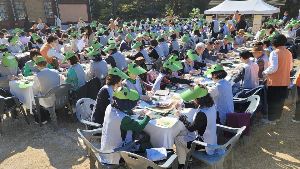 연잎밥만들기를 직접 해보고 있는 서울시민들. 시민들은 직접 만들어 각자 집으로 가져갔다.