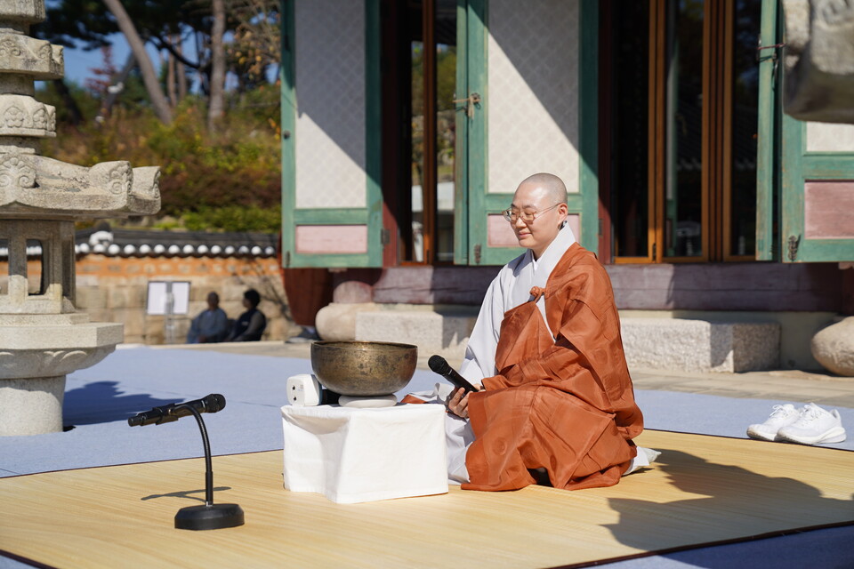 진관사 명상센터장 혜주스님의 선명상 안내 모습.