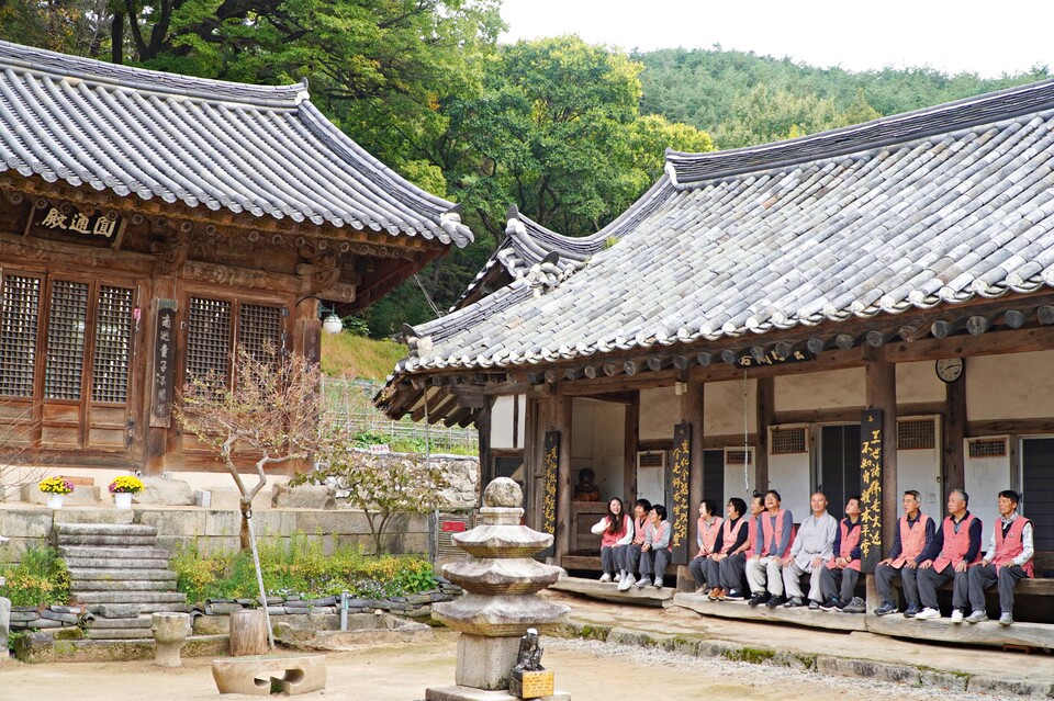 천년고찰 은해사는 템플스테이로도 사람을 위로한다. 은해사 운부암 툇마루에 걸터앉은 영남대 ‘정각동문회’ 회원들. 