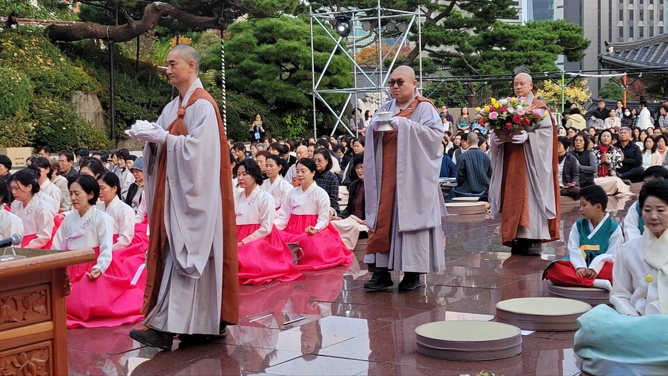 선명상의 밤 행사에서 헌향 헌화 헌다를 하고 있는 봉은사 스님들.