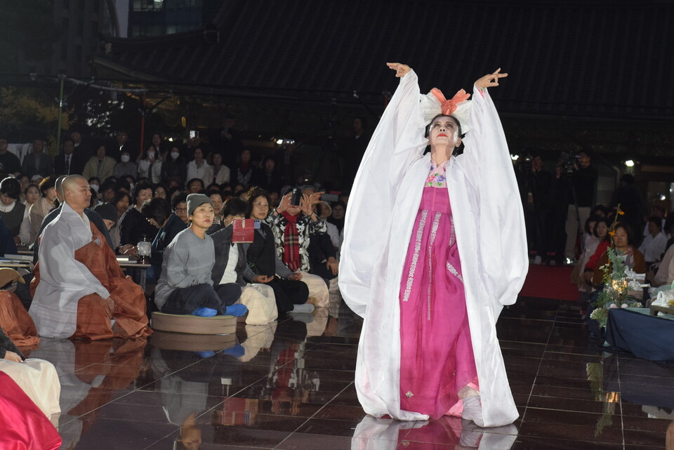 관세음보살 선무를 통한 춤 명상을 하고 있는 모습.