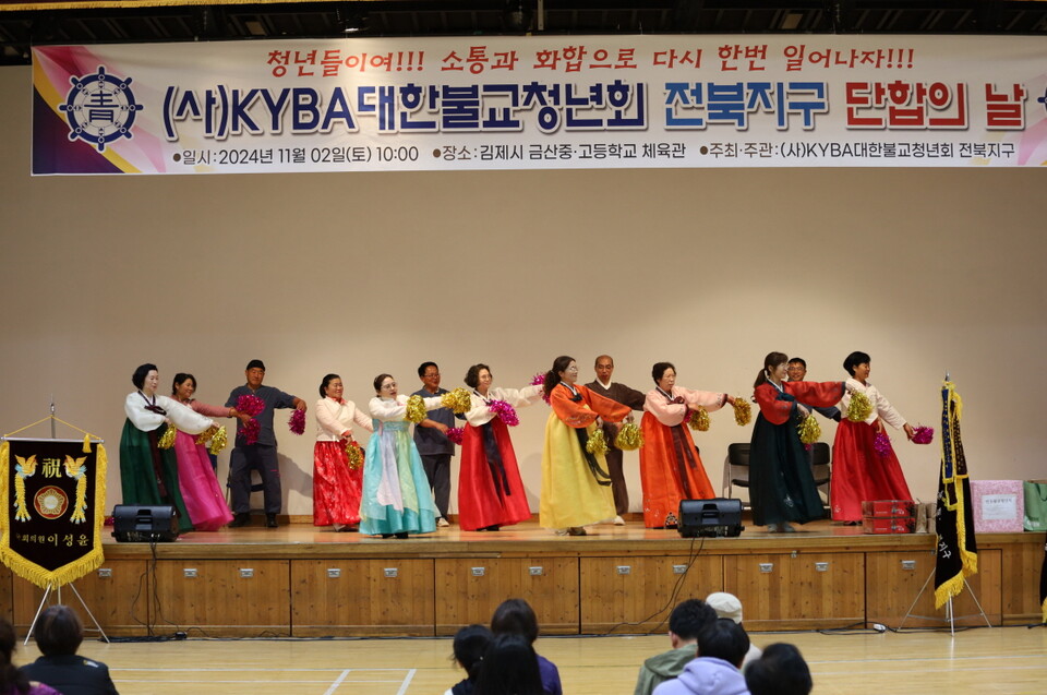 화엄불교대학 36기 동기들이 축하공연을 하고 있다.