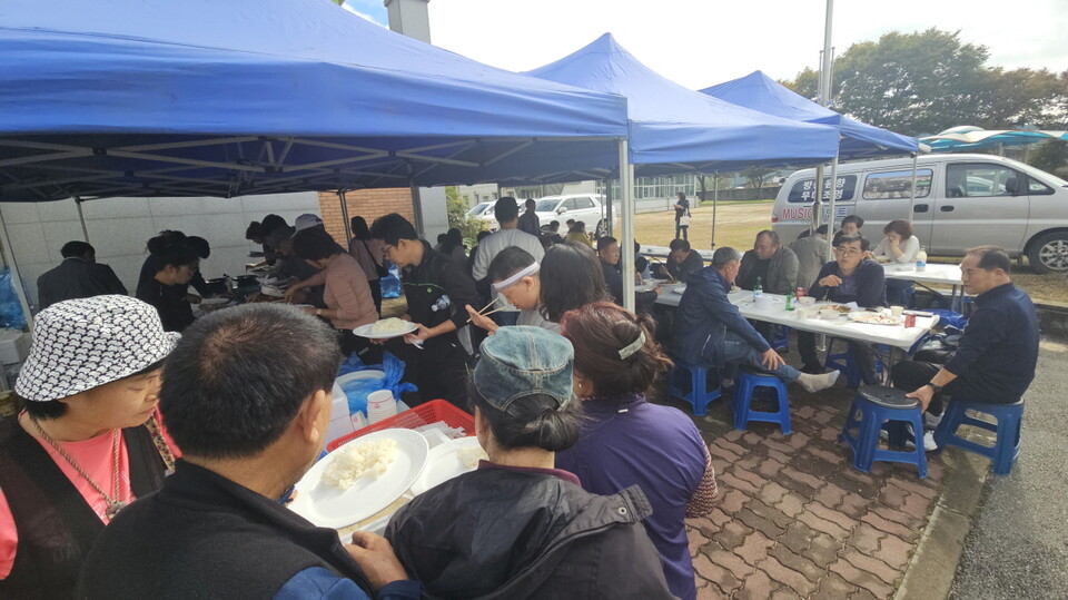 회원들이 명랑운동회를 마치고 점심공양을 하고 있다.