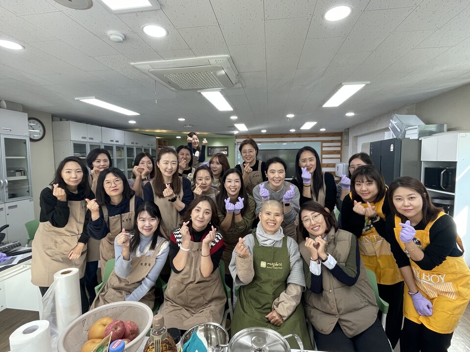 동국대학교사범대학부속중학교(교장 박규태)가 학부모와 지역주민을 대상으로 평생교실을 운영, 사찰음식 등 불교문화 체험 기회를 제공했다. 사진은 사찰음식 강좌 참가자들 모습.