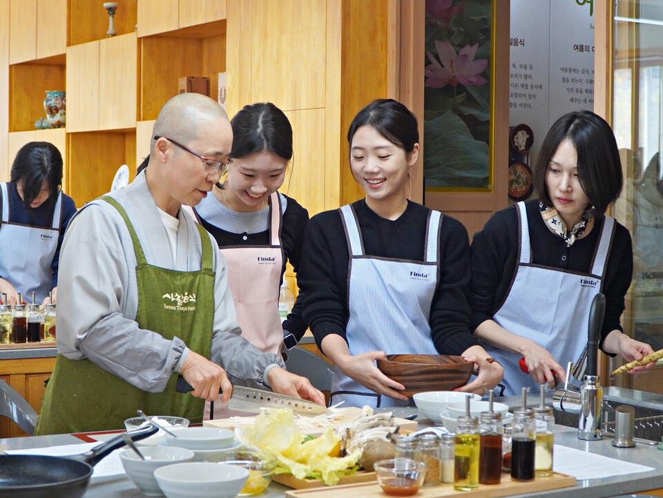 법륜사 사찰음식체험관에서 열린 템플스테이. 공무원들이 점심을 손수 해먹으며 ‘힐링’했다.