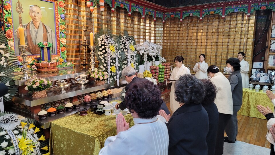 김학규 신도회장 이하 신도임원들이 헌다하고 있다.