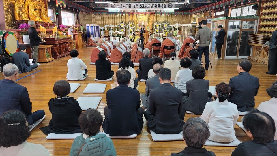 다례재에 동참한 대부대중들.