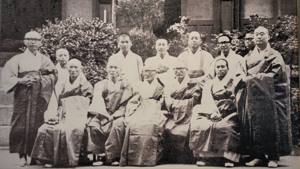 1959년 불교정화운동 당시 선학원에서 하안거 회향 기념 사진.(앞줄 두번째부터 청담스님, 벽안스님, 벽암스님, 범행행스님, 진경스님)