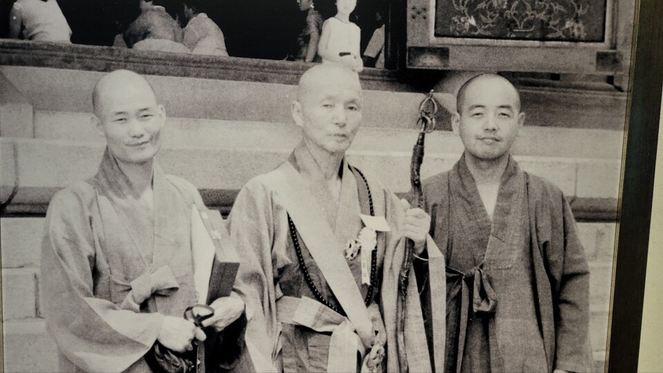 1970년 8월15일 광복절을 맞아 무궁화 훈장을 수훈한 청담스님(왼쪽에서 두번째)과 청화스님(왼쪽)이 조계사 대웅전 앞에서 찍은 사진.