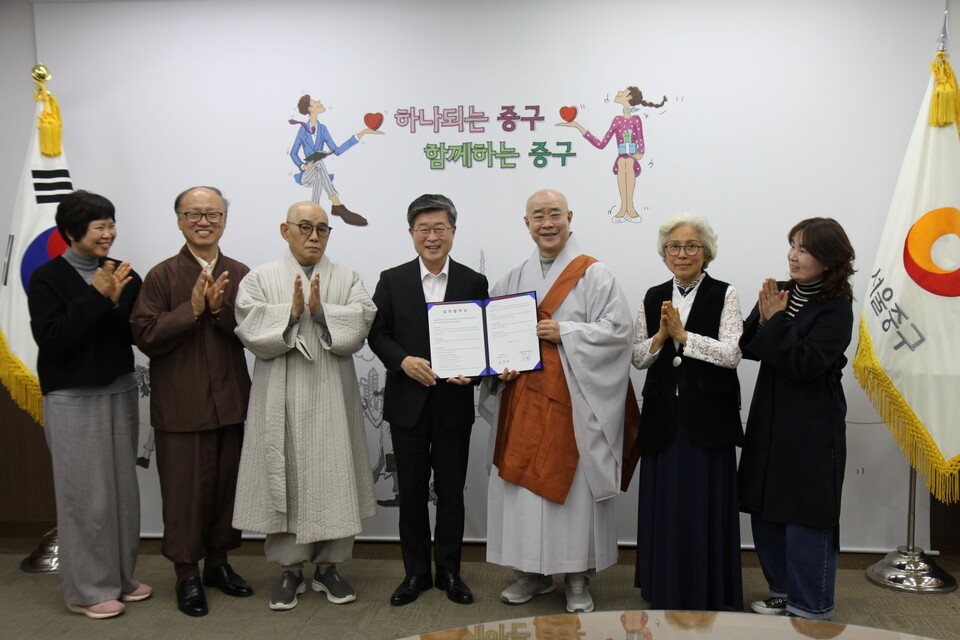 강연에 앞서 김길성 중구청장과 중구불교협의회장 월호스님이 지역발전을 위한 업무협약을 체결했다. 