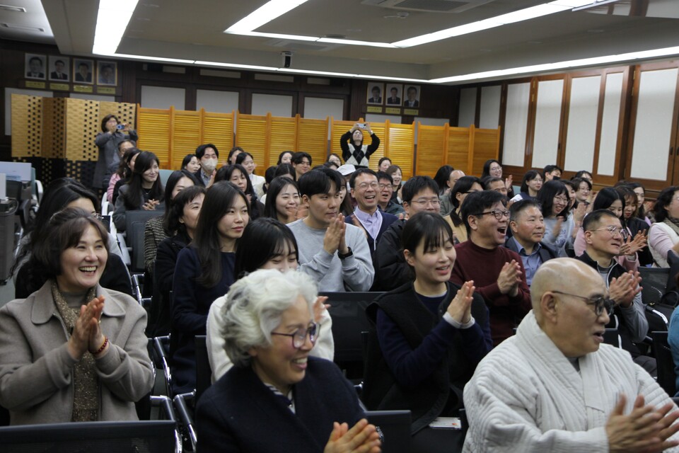 처음엔 경직됐던 공무원들이 점차 웃음을 머금었다. 