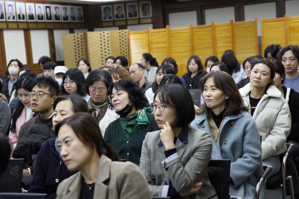 150여명의 중구청 직원들이 스님의 명상강연을 경청하는 모습.