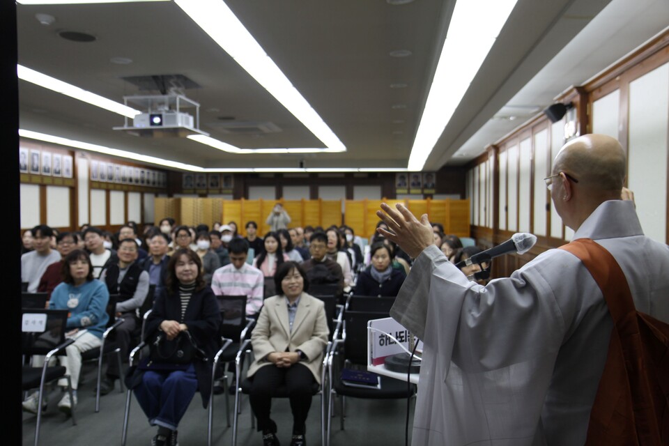 월호스님은 극심한 스트레스에 시달리는 오늘날 공무원들에게 안식과 평안을 전했다.