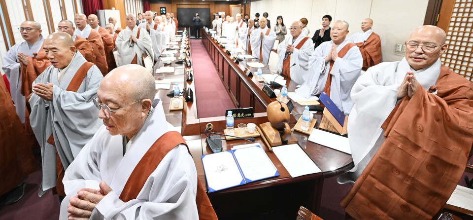 77차 조계종 원로회의가 열린 한국불교역사문화기념관 4층 대회의실에서 원로회의 의장 불영 자광대종사와  부의장 상월 보선대종사를 비롯한 원로의원들과 총무원장 진우스님이 삼귀의를 행하고 있다.