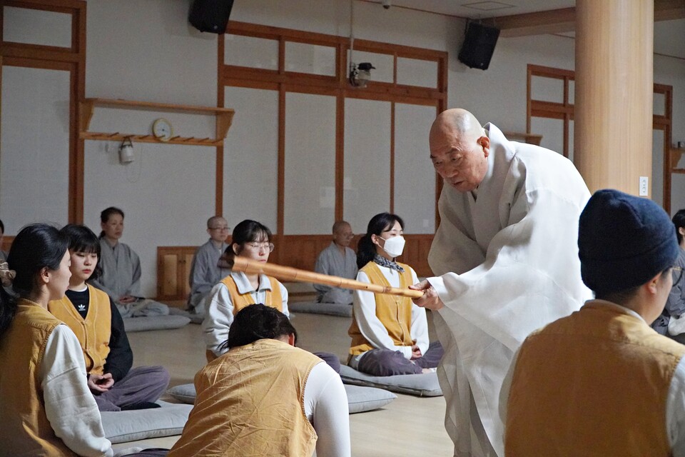 해인총림 해인사 방장인 학산 대원대종사가 학림사 템플스테이에 참가한 사람들에게 참선을 가르치고 있다.