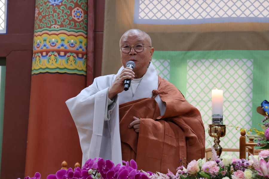 무비스님과 함께 수학한 전 동화사 주지 성문스님이 축사하고 있다.