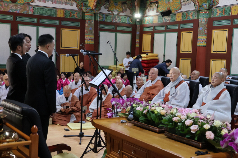 범어사 율주 수불스님이 무비스님, 범어사 방장 정여스님과 함께 축하 공연을 보고 있다.