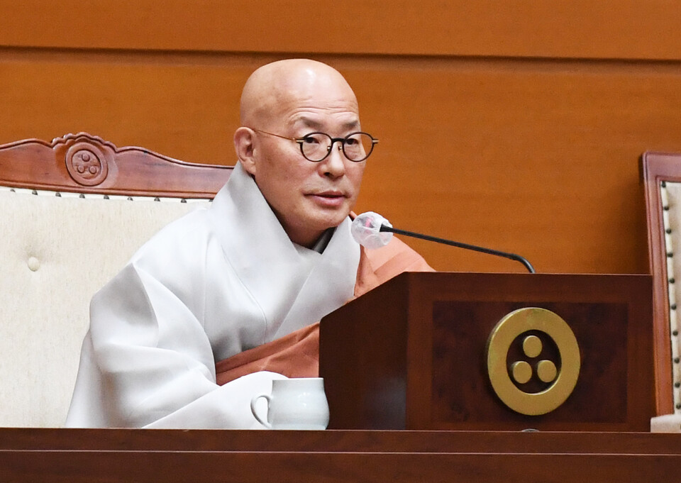 기조 법문을 하고 있는 총무원장 진우스님. 