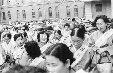 용태영 변호사가 1973년 심흥선 총무처 장관을 상대로 ‘석가탄신일 공휴권 등 확인 청구의 소’를 제기한 후 전국서 신도들이 운집했다. 부처님오신날 공휴일 제정 촉구를 위해 몰려든 신도들. 불교신문 자료사진.