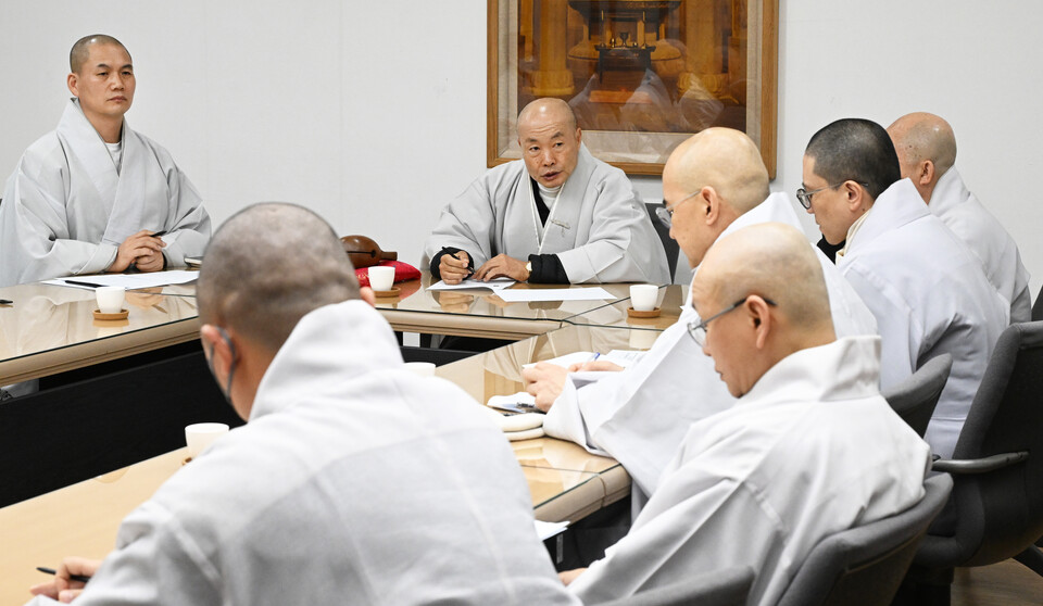 ‘헌법정신 위배하는 천주교 2027 서울 세계청년대회 특별법 저지 대책위원회 상임위원회(위원장 심우스님, 가운데)가 1월2일 한국불교역사문화기념관 2층 회의실에서 제1차 회의를 열고 대응방안을 논의하고 있다.