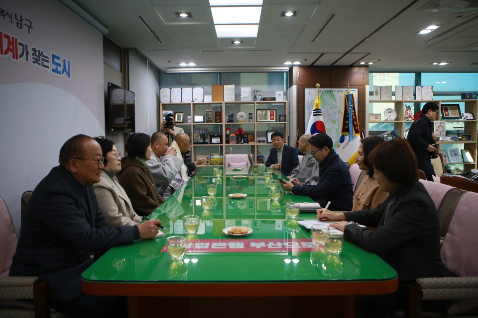 전달식 후 담소를 나누고 있다.