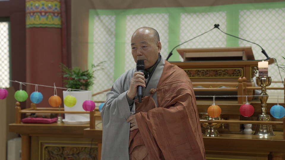 격려사를 하고 있는 총무국장 대방스님.