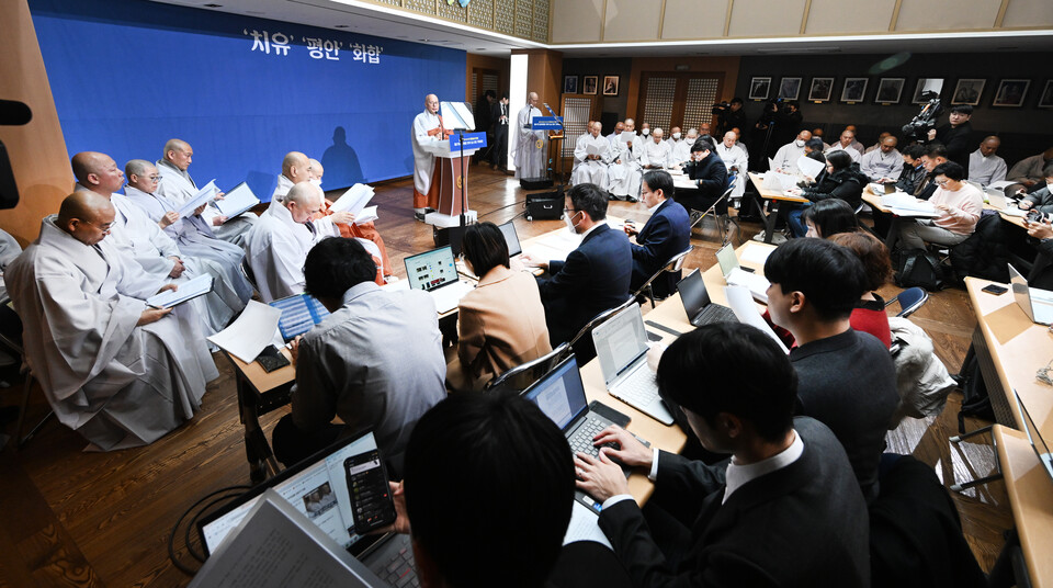  37대 집행부 주요 종책으로 ‘선명상’을 국민운동으로 확대 보급하겠다. 고 밝히는 총무원장 스님. 